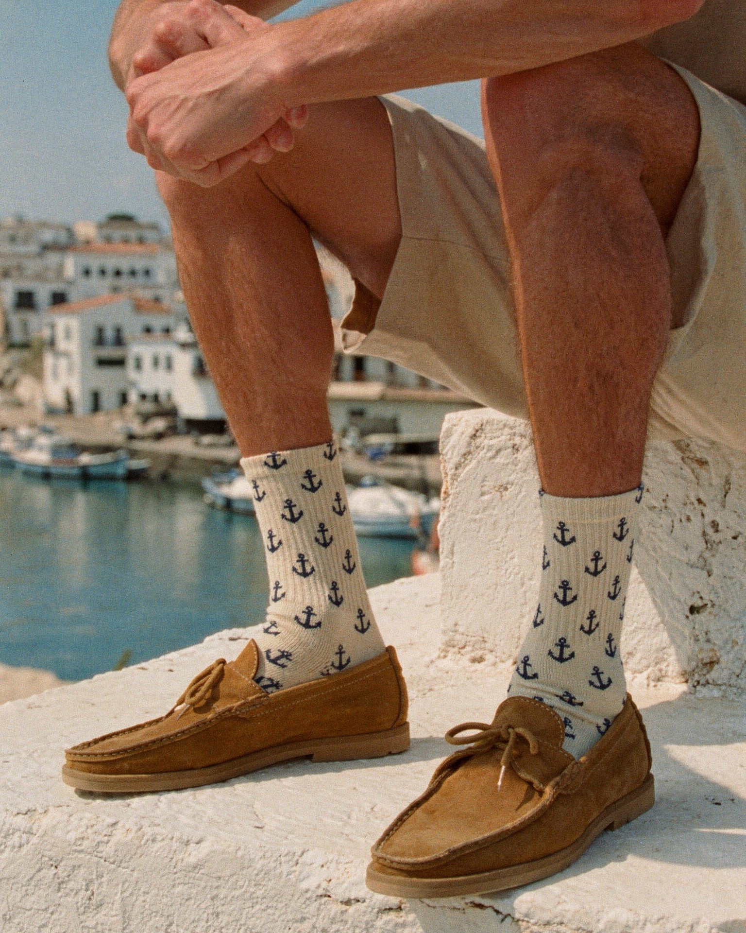 Calcetines con ancla cristiana, foto lifestyle en puerto mediterráneo — AMEN SOCKS