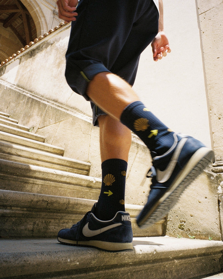 Calcetines del Camino de Santiago, lifestyle en claustro