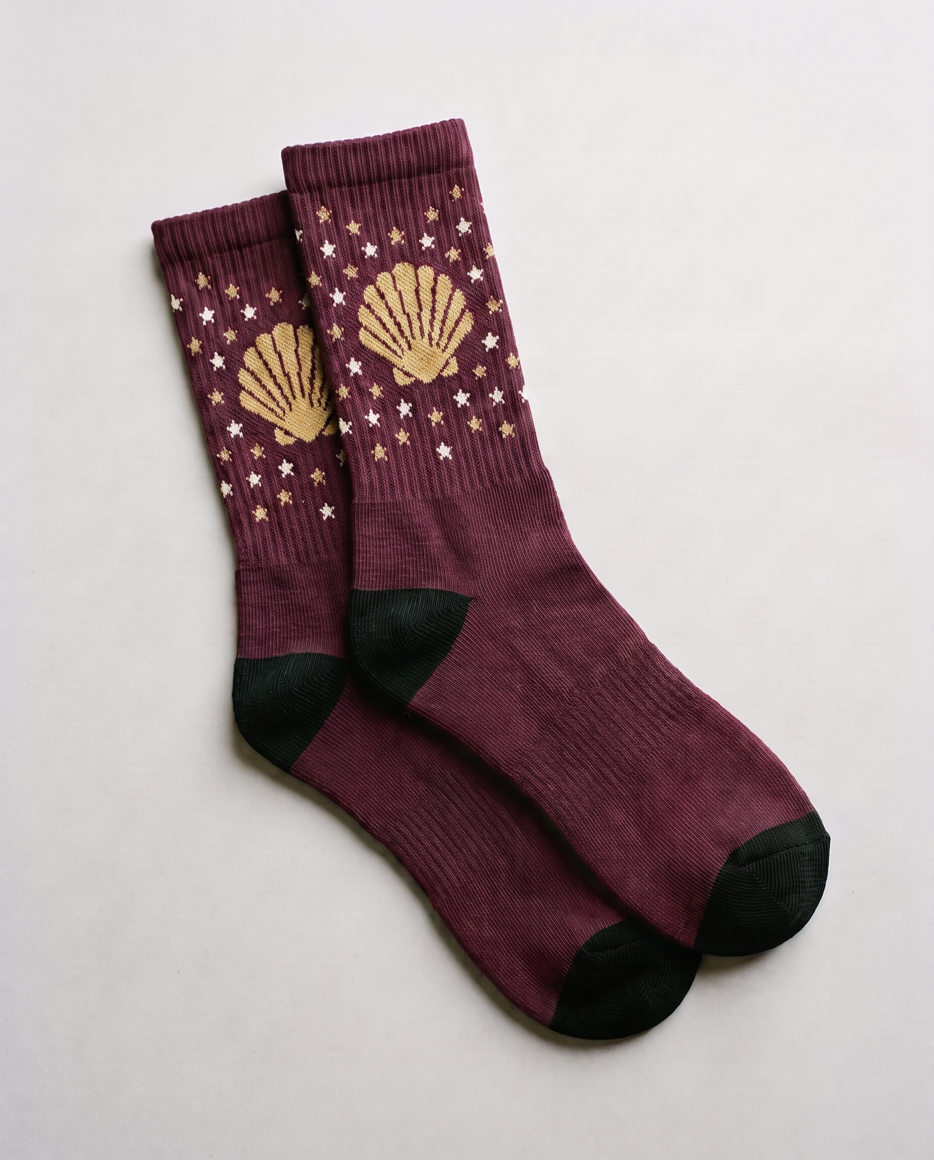 Calcetines Camino Estelar, color burdeos — vieira y campo de estrellas, AMEN SOCKS