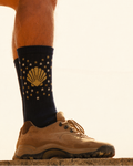 Calcetines Camino Estelar — foto lifestyle lateral en el Camino, vieira y estrellas, AMEN SOCKS