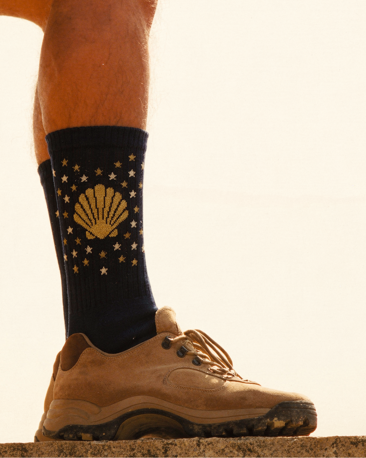 Calcetines Camino Estelar — foto lifestyle lateral en el Camino, vieira y estrellas, AMEN SOCKS
