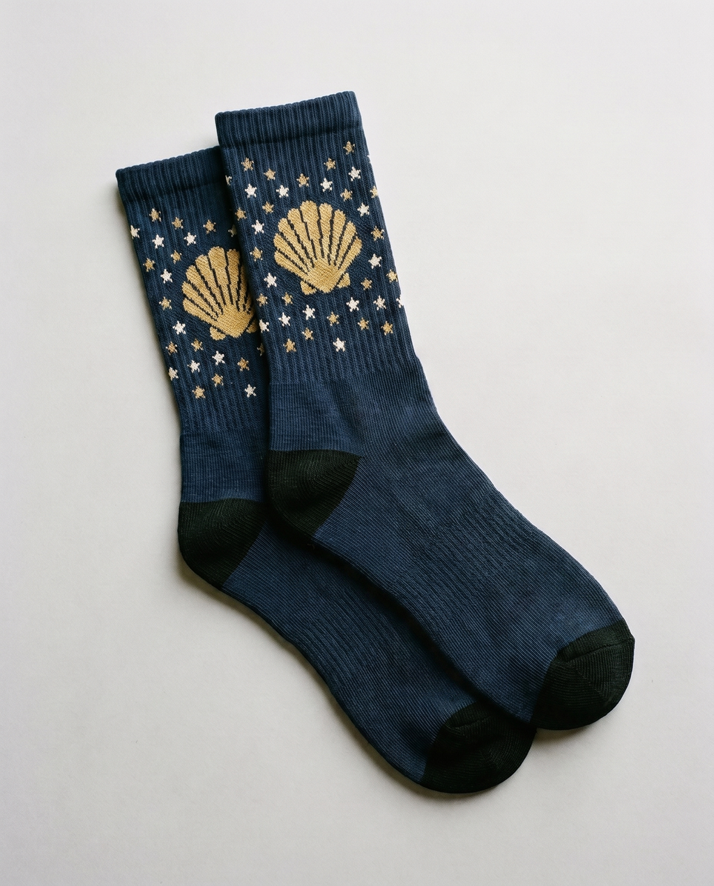 Calcetines Camino Estelar, color marino — vieira y campo de estrellas, AMEN SOCKS