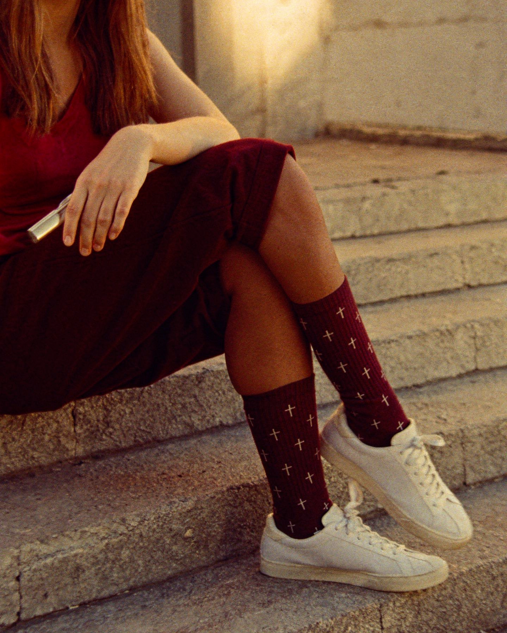 Calcetines religiosos con cruces burdeos, lifestyle, puestos por una mujer