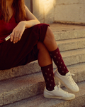 Calcetines religiosos con cruces burdeos, lifestyle, puestos por una mujer