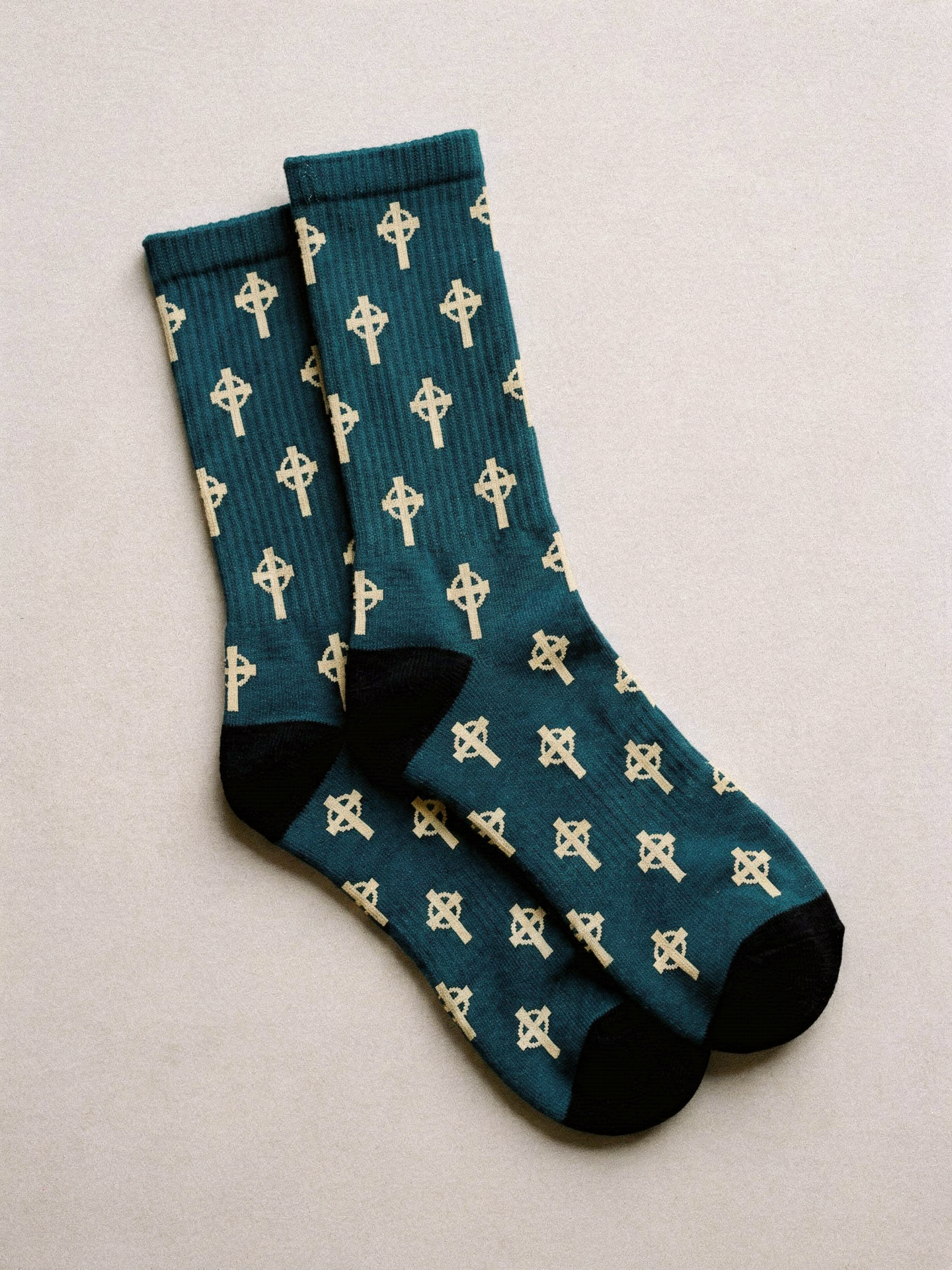 Calcetines con cruz celta all-over, color azul petróleo — AMEN SOCKS
