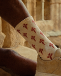 Calcetines Cruz de Santiago - lifestyle en claustro