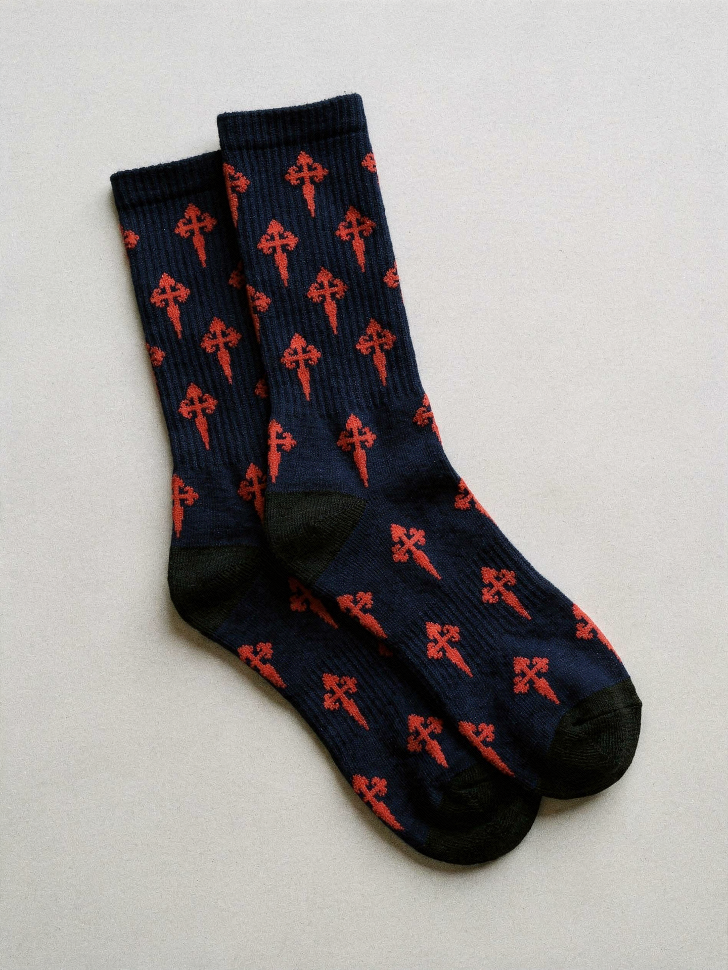 Calcetines con cruz de Santiago en rojo heráldico, color marino — AMEN SOCKS