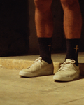 Calcetines con cruz dorada minimalista, lifestyle en capilla