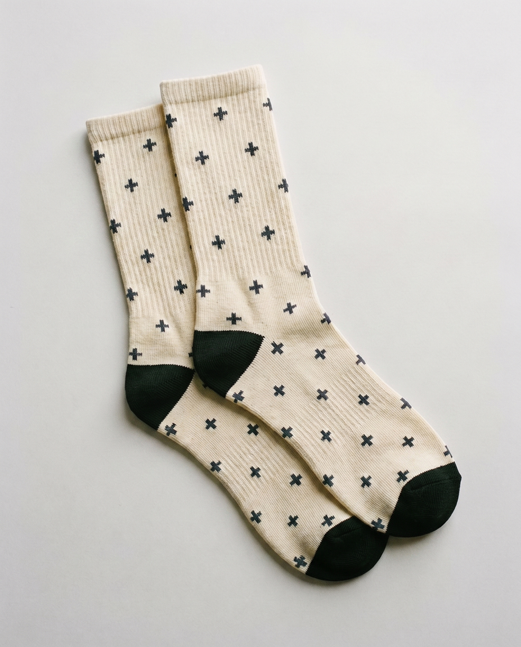 Calcetines con cruces griegas minimalistas, color crema — AMEN SOCKS
