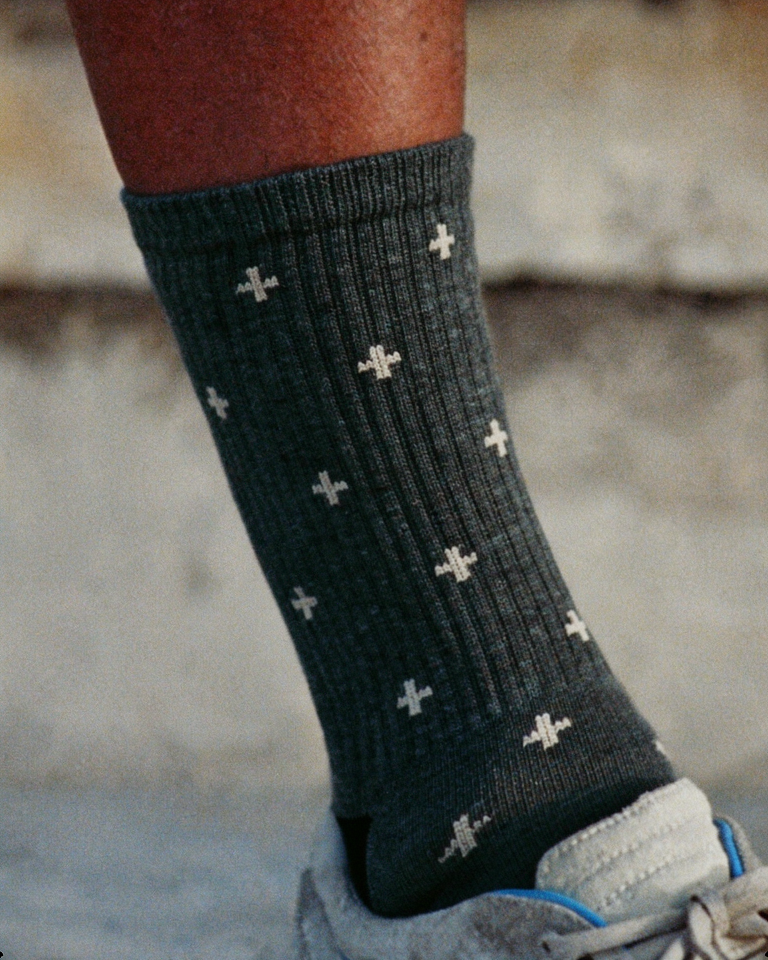 Calcetines con cruz griega en gris marengo, foto lifestyle al sol — AMEN SOCKS