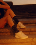 Calcetines religiosos con estrellas marianas, color marino, puestos por una mujer