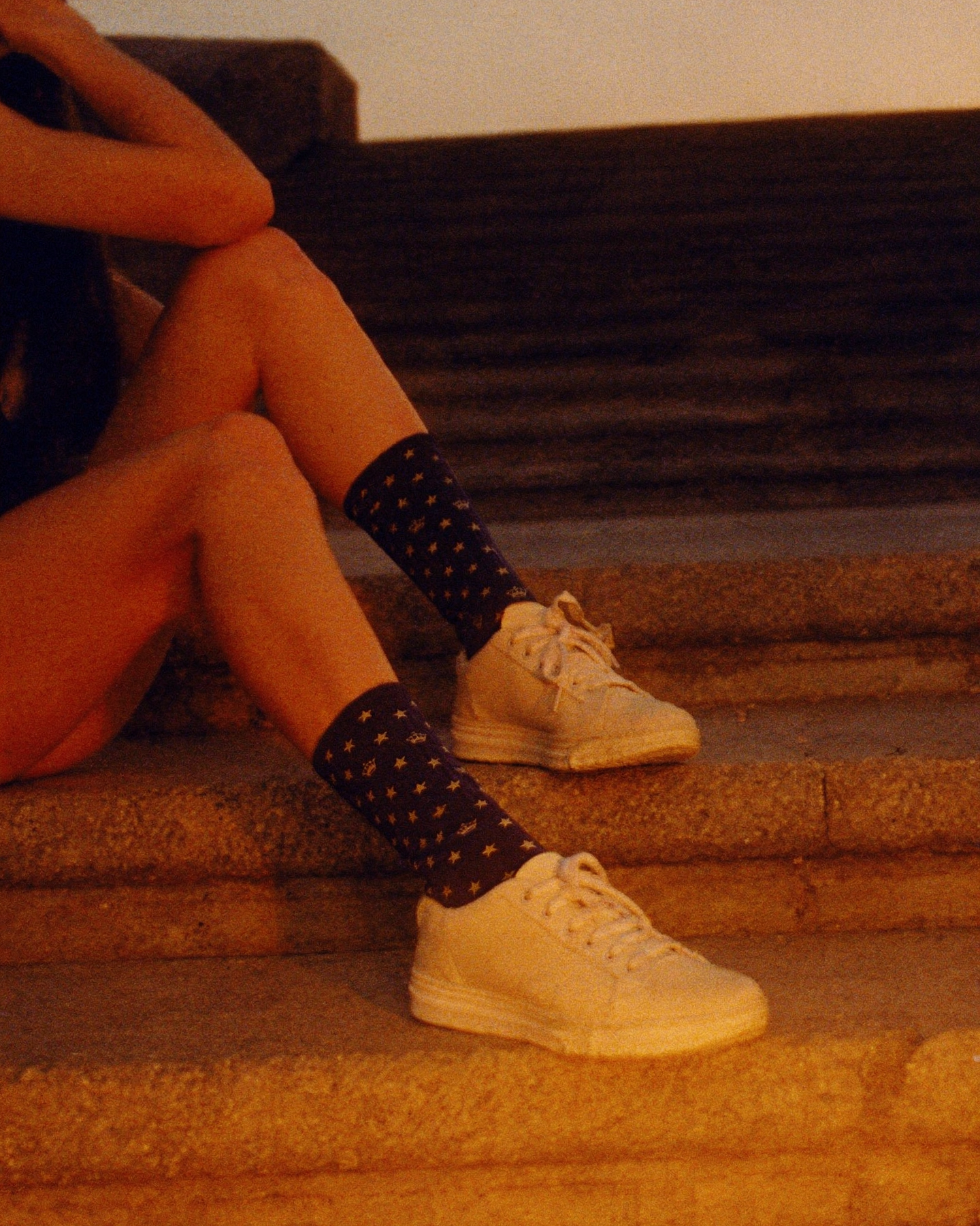 Calcetines religiosos con estrellas marianas, color marino, puestos por una mujer