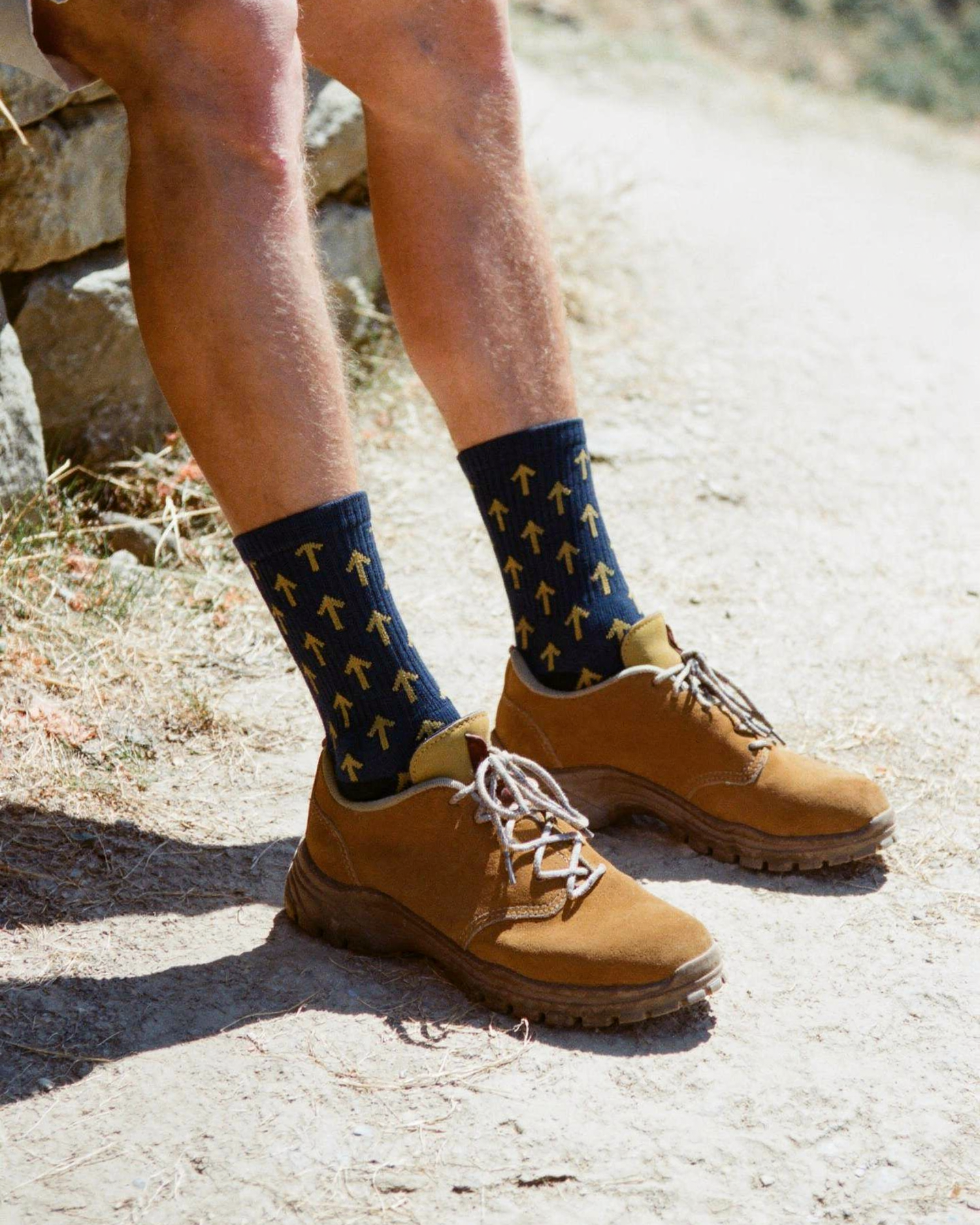 Calcetines Flecha Amarilla del Camino — foto lifestyle en sendero, AMEN SOCKS