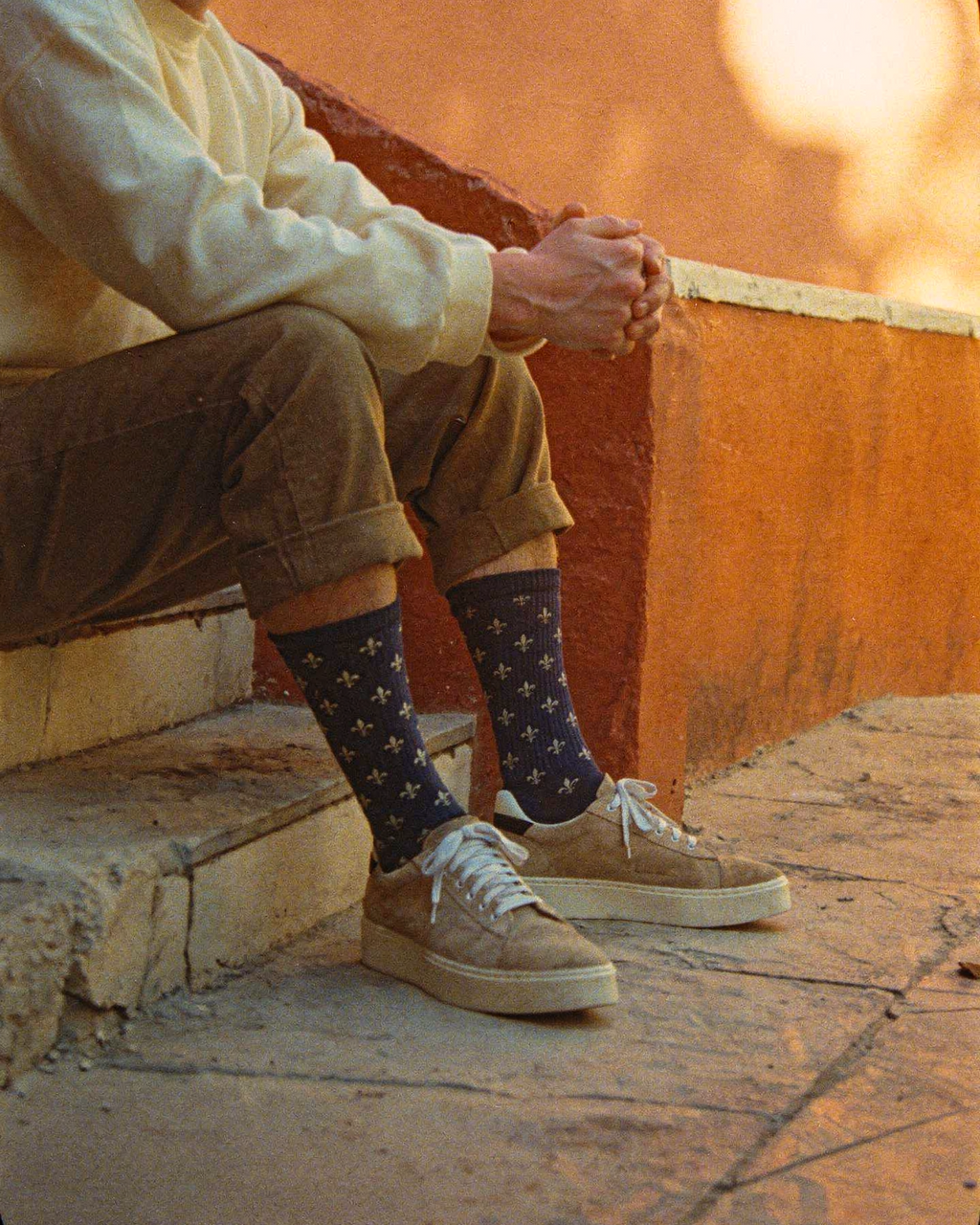 Calcetines con flor de lis mariana, lifestyle