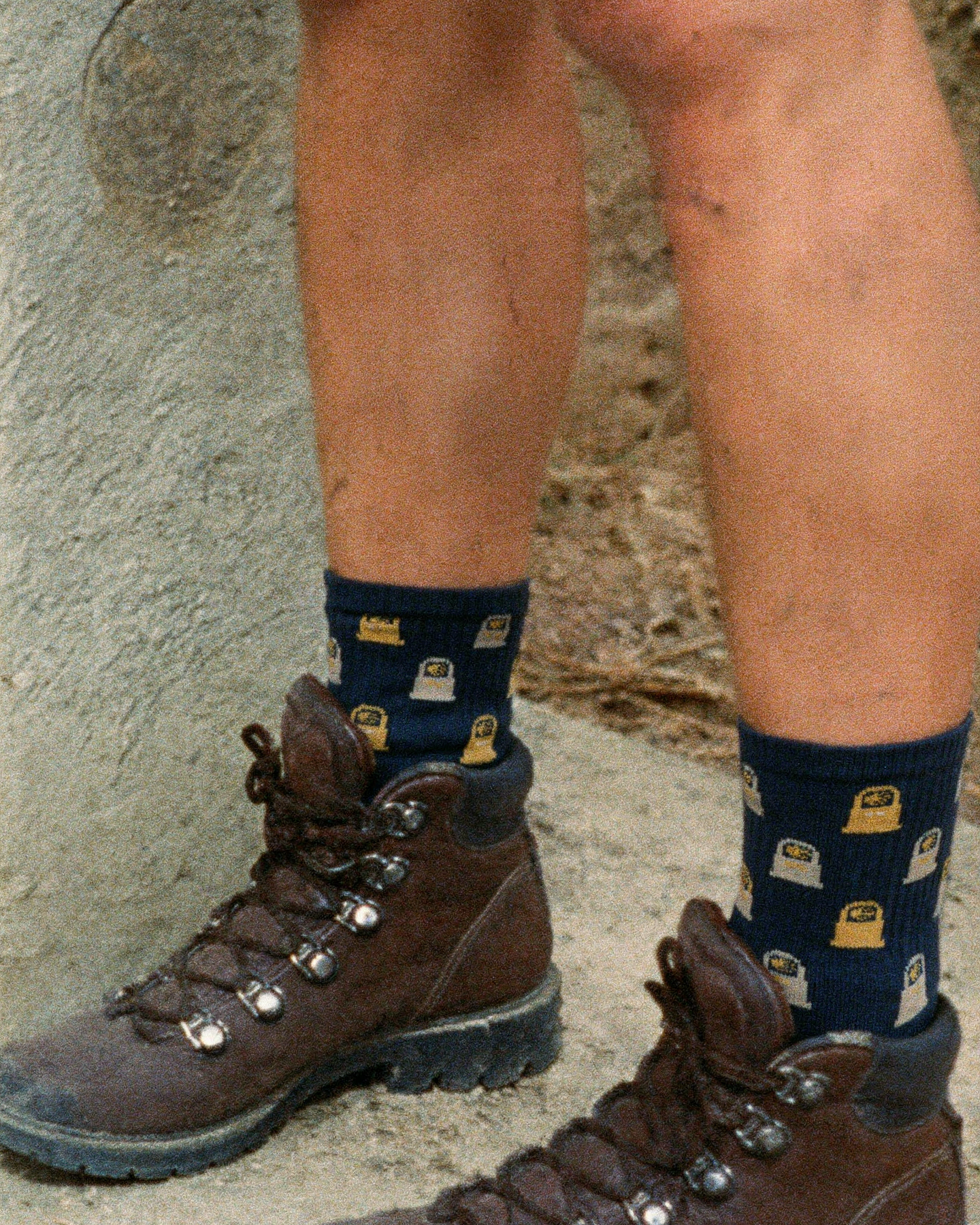 Calcetines Mojón del Camino - lifestyle junto al hito
