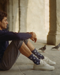 Calcetines con palomas del Espíritu Santo, lifestyle en claustro