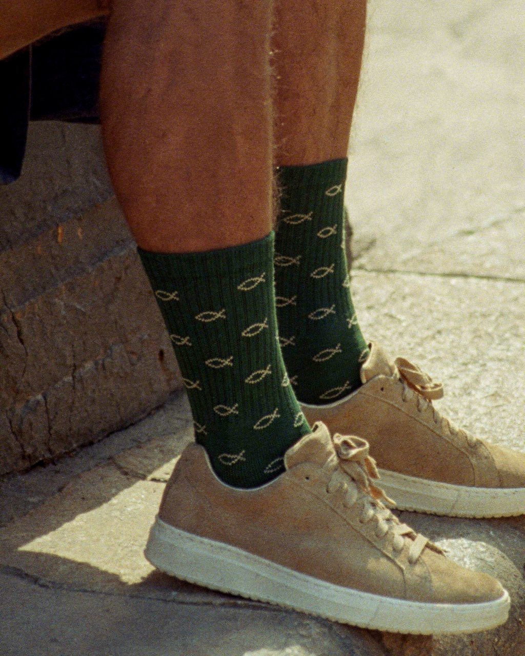 Calcetines con el pez ichthys cristiano, lifestyle junto a una fuente