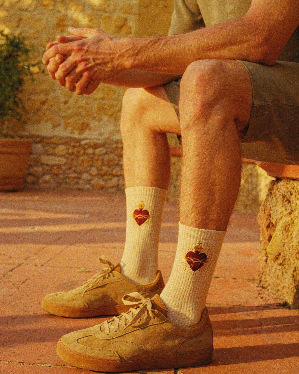 Calcetines del Sagrado Corazón, foto lifestyle en patio — AMEN SOCKS