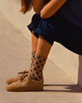 Calcetines con vieira del Camino, lifestyle, puestos por una mujer